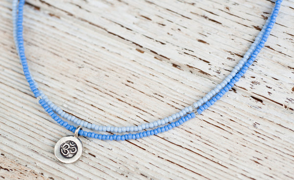 Mini Om necklace with double blue