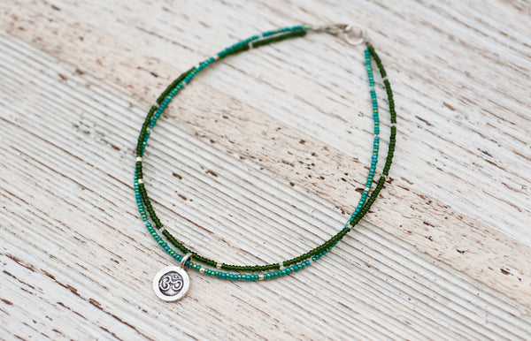 Silver Om anklet with double green